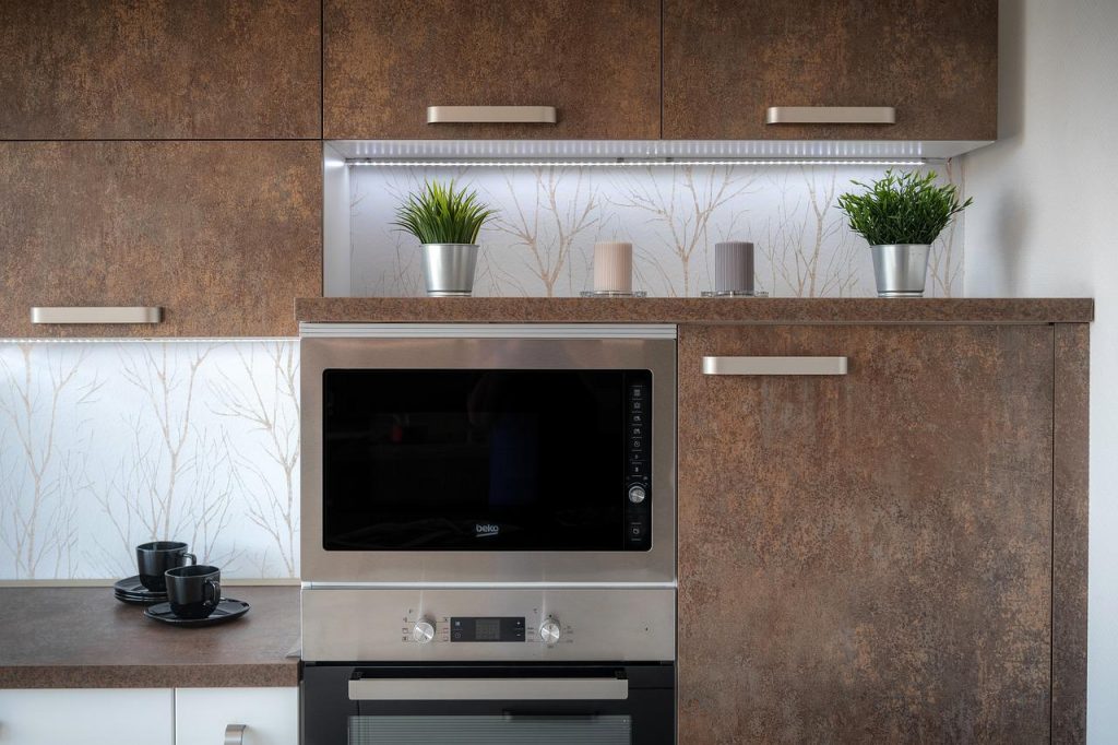 Najlepsze wskazówki dotyczące przechowywania w kuchni, aby zmaksymalizować przestrzeń