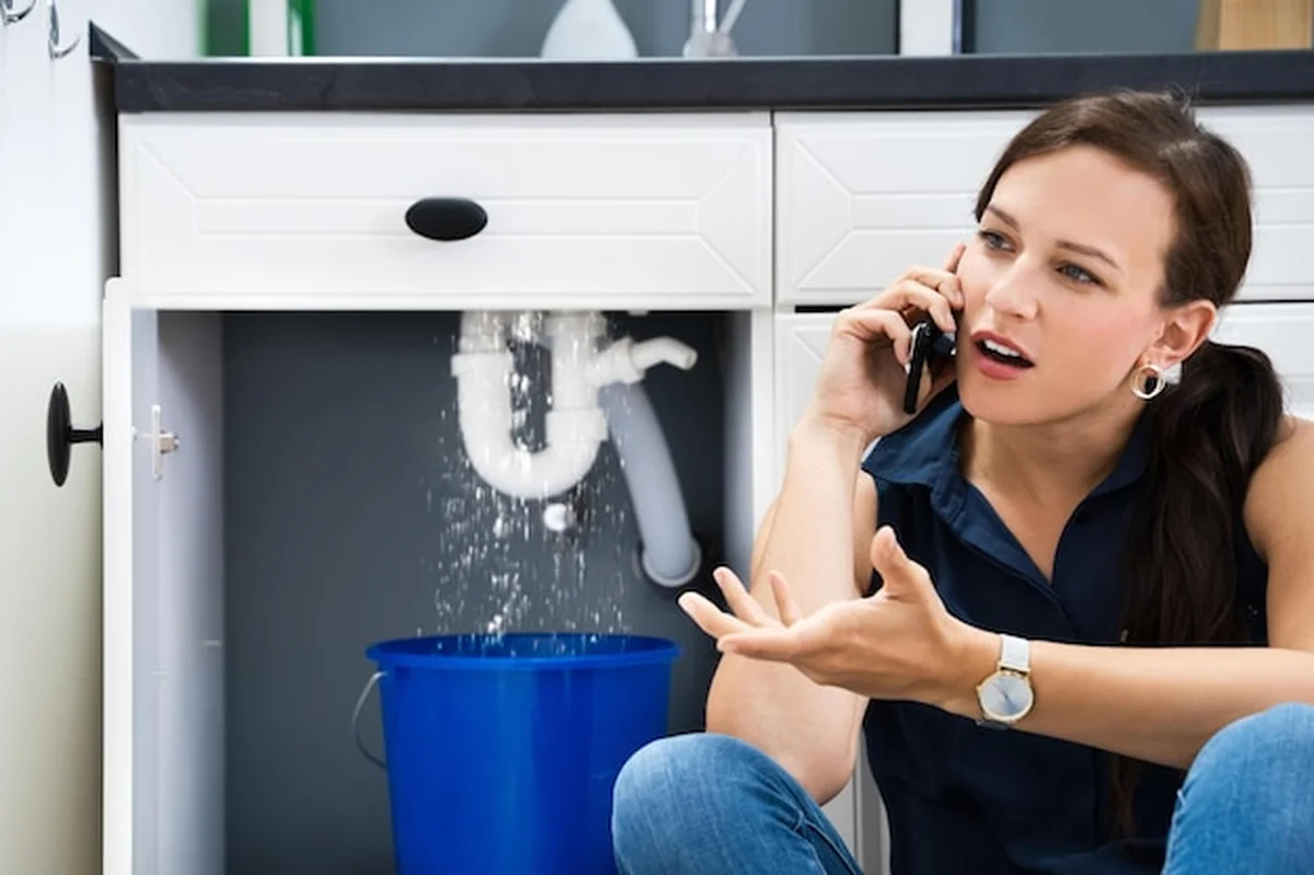 Jak zakręcić wodę w mieszkaniu? Praktyczny poradnik 3 Uszkodzenie instalacji hydraulicznej po wycieku wody z rury zlewu