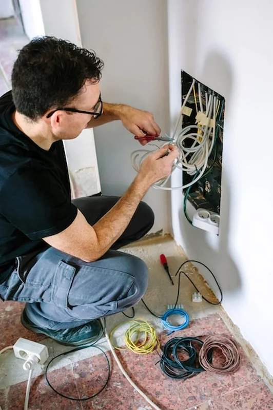 Technik przecina kabel telekomunikacyjny